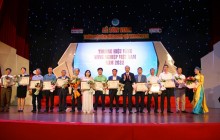 Ông Phùng Đức Tiến - Thứ trưởng Bộ NN&PTNT  và Ông Hồ Xuân Hùng - Chủ tịch Tổng hội NN&PTNT Việt Nam trao danh hiệu Thương hiệu Vàng nông nghiệp Việt Nam năm 2022