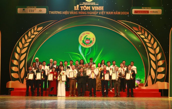 Lanh_YYo_TYng_hYi_Nong_nghiYp_va_Phat_triYn_nong_thon_ViYt_Nam_HYi_Nong_dan_ViYt_Nam_chYp_Ynh_cung_cac_doanh_nghiYp_tYi_lY_ton_vinh