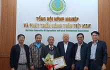 Ban thường vụ Tổng hội nông nghiệp và phát triển Nông thôn Việt nam trao quyết định cho Công ty TNHH mây tre đan xuất khẩu Ngọc động - Hà nam