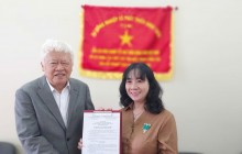 Ông Nguyễn Trí Ngọc - Phó Chủ tịch thường trực Tổng hội trao quyết định Lãnh đạo Văn phòng đại diện Tổng hội NN&PTNT VN tại TP.HCM cho bà Nguyễn Thụy Diễm Chi.