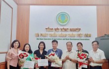 Đại diện Lãnh đạo Tổng hội chụp chung các hội viên mới 