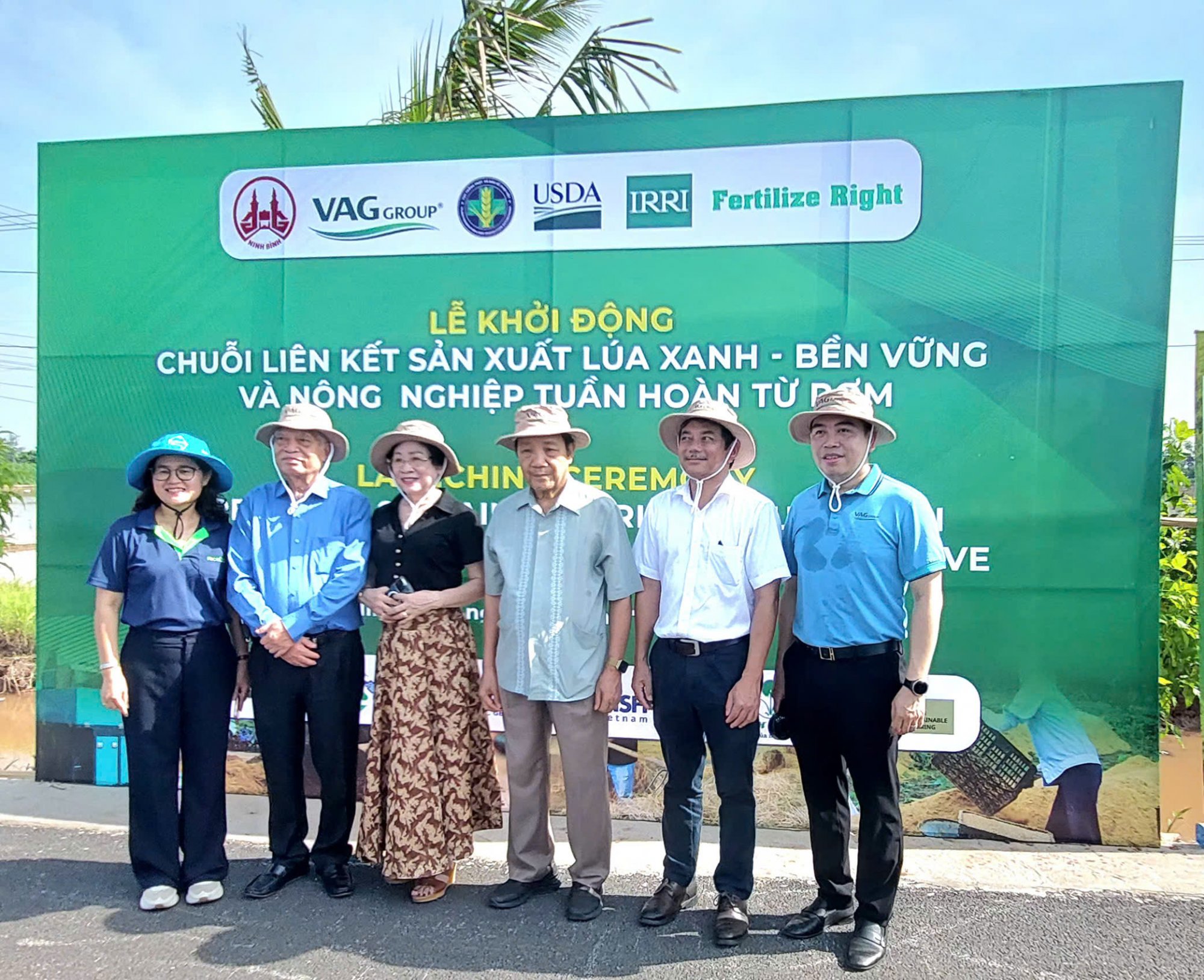Ông Bùi Bá Bổng ( Thứ 2 từ trái qua) Chủ tịch hiệp hội ngành hành lúa gạo Việt nam, bà Trần Kim Liên - PCT Tổng hội NN và PTNTVN , Chủ tịch Công ty CP tập đoàn ĐT và PT nông nghiệp xanh Việt nam, ông Hồ Xuân Hùng - Chủ tịch Tổng hội NN và PTNTVN Ông Bùi Bá Bổng ( Thứ 2 từ trái qua) Chủ tịch hiệp hội ngành hành lúa gạo Việt nam, bà Trần Kim Liên - PCT Tổng hội NN và PTNTVN , Chủ tịch Công ty CP tập đoàn ĐT và PT nông nghiệp xanh Việt nam, ông Hồ Xuân Hùng - Chủ tịch Tổng hội NN và PTNTVN