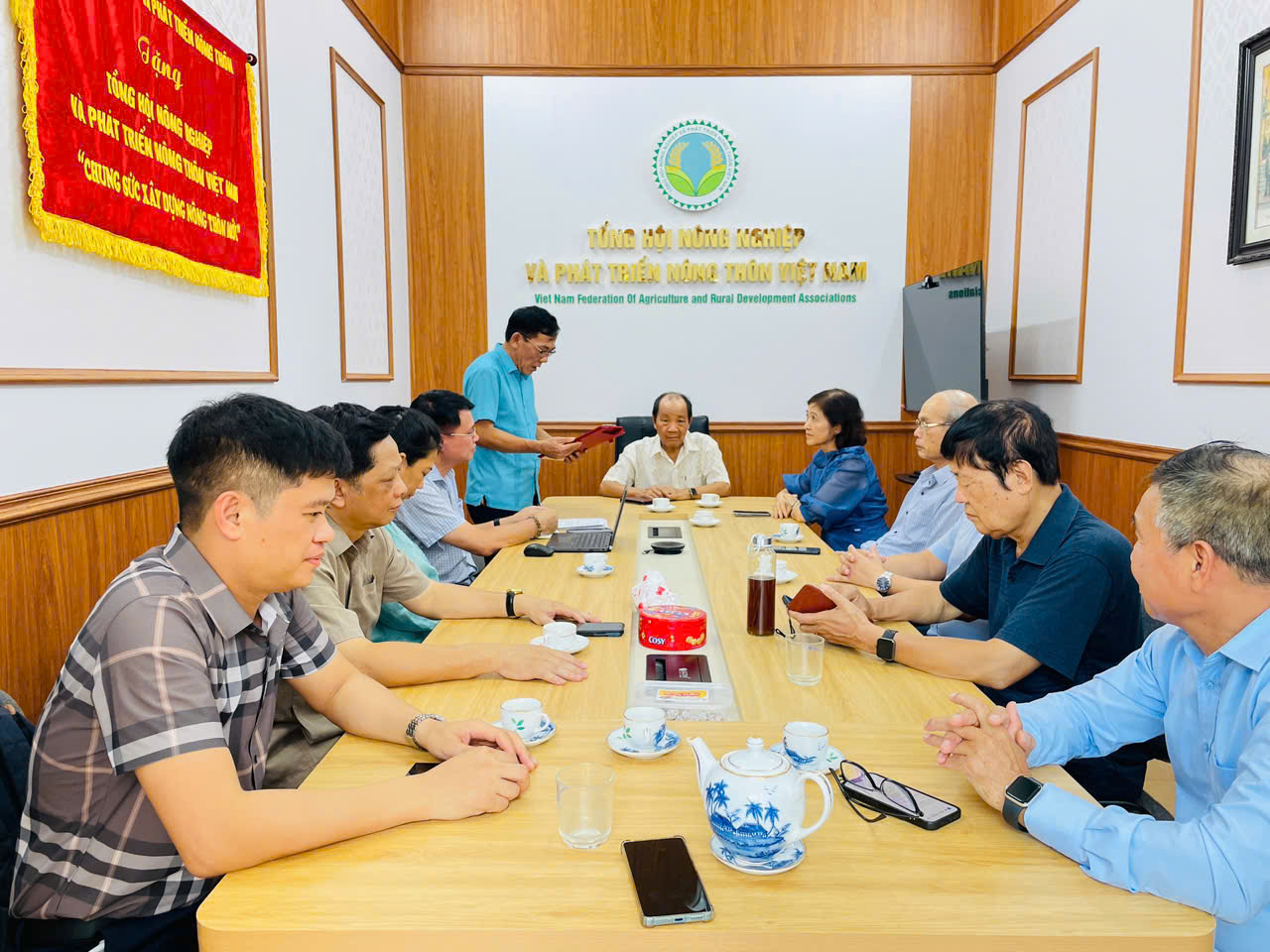 Thường trực Tổng hội làm việc, triển khai nhiệm vụ 6 tháng cuối năm; trao quyết định bổ nhiệm và kết nạp hội viên mới Thường trực Tổng hội làm việc, triển khai nhiệm vụ 6 tháng cuối năm; trao quyết định bổ nhiệm và kết nạp hội viên mới