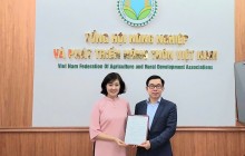 Bà Trần Thị Hồng Lan - Phó chủ tịch kiêm Tổng thư ký, Chủ tịch Mạng lưới VINGA trao quyết định 