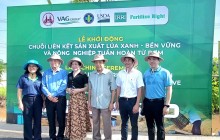Ông Bùi Bá Bổng ( Thứ 2 từ trái qua) Chủ tịch hiệp hội ngành hành lúa gạo  Việt nam, bà Trần Kim Liên - PCT Tổng hội NN và PTNTVN , Chủ tịch Công ty CP tập đoàn ĐT và PT nông nghiệp xanh Việt nam, ông Hồ Xuân Hùng - Chủ tịch Tổng hội NN và PTNTVN